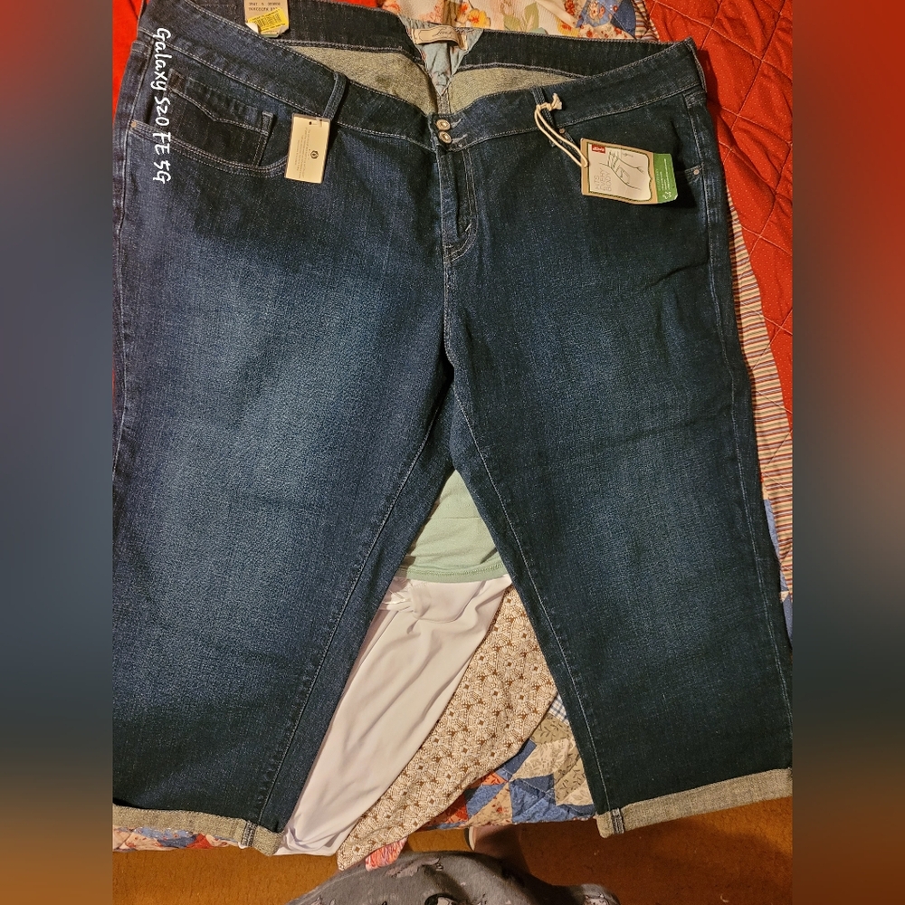 Brand new 24 plus size Levi Capri jeans